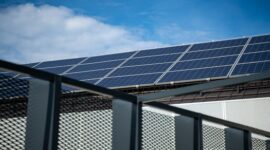 Rumah keluarga di kawasan perkotaan yang memanfaatkan instalasi panel surya atap sebagai sumber energi bersih harian.