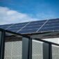 Rumah keluarga di kawasan perkotaan yang memanfaatkan instalasi panel surya atap sebagai sumber energi bersih harian.