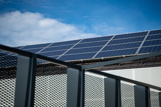 Rumah keluarga di kawasan perkotaan yang memanfaatkan instalasi panel surya atap sebagai sumber energi bersih harian.