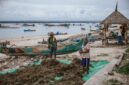 Nelayan muda di perairan Wakatobi menerapkan sistem rotasi zona tangkap yang memungkinkan populasi ikan pulih secara alami, sebuah pendekatan yang memadukan kearifan lokal dengan pengetahuan modern untuk menjaga keberlanjutan laut Indonesia.