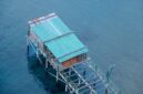 Rumah-rumah panggung di atas permukaan laut menjadi pemandangan khas komunitas pesisir Indonesia, sebuah cara hidup yang kini menghadapi tekanan ganda dari perubahan iklim dan keterbatasan kebijakan perlindungan wilayah adat laut.