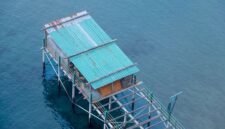 Rumah-rumah panggung di atas permukaan laut menjadi pemandangan khas komunitas pesisir Indonesia, sebuah cara hidup yang kini menghadapi tekanan ganda dari perubahan iklim dan keterbatasan kebijakan perlindungan wilayah adat laut.