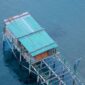 Rumah-rumah panggung di atas permukaan laut menjadi pemandangan khas komunitas pesisir Indonesia, sebuah cara hidup yang kini menghadapi tekanan ganda dari perubahan iklim dan keterbatasan kebijakan perlindungan wilayah adat laut.