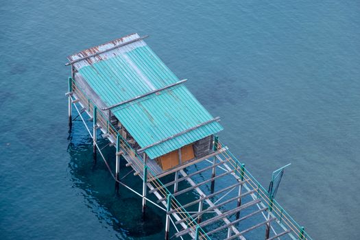 Rumah-rumah panggung di atas permukaan laut menjadi pemandangan khas komunitas pesisir Indonesia, sebuah cara hidup yang kini menghadapi tekanan ganda dari perubahan iklim dan keterbatasan kebijakan perlindungan wilayah adat laut.