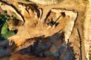 Lubang bekas tambang batu bara yang dibiarkan terbuka di Kalimantan Timur perlahan berubah menjadi danau dengan air asam berwarna hijau tua — pemandangan yang indah dari kejauhan namun mematikan bagi ekosistem dan manusia di sekitarnya.