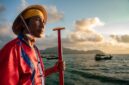 Seorang nelayan tradisional di perairan Indonesia sedang menggunakan teknik pancing ulur yang ramah lingkungan untuk menjaga populasi ikan serta kelestarian ekosistem terumbu karang.
