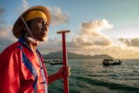 Seorang nelayan tradisional di perairan Indonesia sedang menggunakan teknik pancing ulur yang ramah lingkungan untuk menjaga populasi ikan serta kelestarian ekosistem terumbu karang.
