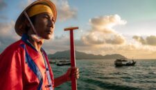 Seorang nelayan tradisional di perairan Indonesia sedang menggunakan teknik pancing ulur yang ramah lingkungan untuk menjaga populasi ikan serta kelestarian ekosistem terumbu karang.