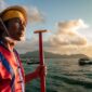 Seorang nelayan tradisional di perairan Indonesia sedang menggunakan teknik pancing ulur yang ramah lingkungan untuk menjaga populasi ikan serta kelestarian ekosistem terumbu karang.