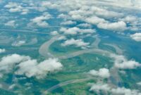 Pemandangan udara hamparan tutupan hutan hujan tropis di Indonesia yang menjadi benteng utama penyeimbang ekosistem dan iklim dunia.