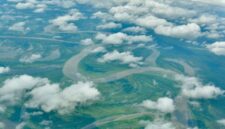 Pemandangan udara hamparan tutupan hutan hujan tropis di Indonesia yang menjadi benteng utama penyeimbang ekosistem dan iklim dunia.