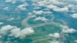 Pemandangan udara hamparan tutupan hutan hujan tropis di Indonesia yang menjadi benteng utama penyeimbang ekosistem dan iklim dunia.