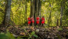 Anggota komunitas adat sedang memetakan kawasan hutan tradisi mereka demi melindungi kelestarian ekosistem dan kearifan lokal dari ancaman alih fungsi lahan.
