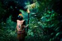 Masyarakat adat di pedalaman nusantara memanfaatkan pengetahuan tradisional untuk menjaga keaslian ekosistem hutan dan keanekaragaman hayati di tanah leluhur mereka.
