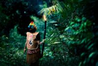 Masyarakat adat di pedalaman nusantara memanfaatkan pengetahuan tradisional untuk menjaga keaslian ekosistem hutan dan keanekaragaman hayati di tanah leluhur mereka.