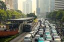 Kepadatan arus kendaraan bermotor di kawasan arteri Jakarta yang menyumbang emisi gas buang harian bagi kualitas udara perkotaan.
