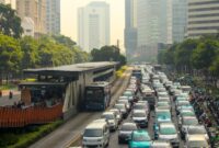 Kepadatan arus kendaraan bermotor di kawasan arteri Jakarta yang menyumbang emisi gas buang harian bagi kualitas udara perkotaan.