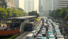 Kepadatan arus kendaraan bermotor di kawasan arteri Jakarta yang menyumbang emisi gas buang harian bagi kualitas udara perkotaan.