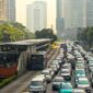Kepadatan arus kendaraan bermotor di kawasan arteri Jakarta yang menyumbang emisi gas buang harian bagi kualitas udara perkotaan.