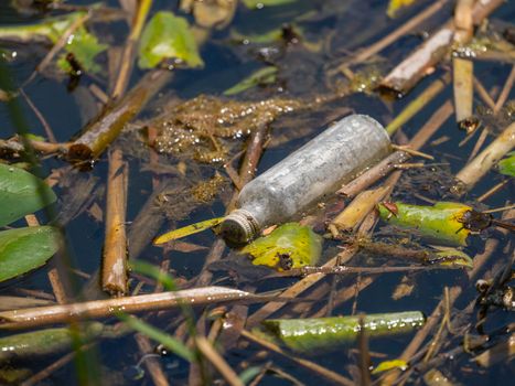Limbah cair industri berwarna keruh mengalir langsung ke badan sungai di sekitar pemukiman, merusak ekosistem air dan membahayakan sumber air bersih warga.