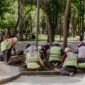 Sejumlah relawan muda sedang menanam bibit pohon lokal di kawasan restorasi hutan untuk membantu memulihkan keanekaragaman hayati dan mencegah erosi tanah.