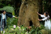 Masyarakat adat di Nusantara memanfaatkan pengetahuan tradisional turun-temurun untuk menjaga keseimbangan ekosistem hutan dan laut demi keberlanjutan sumber daya alam.