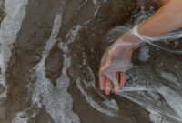 Tumpukan sampah plastik yang terdampar di sepanjang garis pantai mengancam kelestarian ekosistem bahari dan menurunkan daya tarik pariwisata pesisir Indonesia.