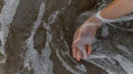 Tumpukan sampah plastik yang terdampar di sepanjang garis pantai mengancam kelestarian ekosistem bahari dan menurunkan daya tarik pariwisata pesisir Indonesia.