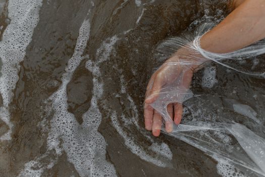 Tumpukan sampah plastik yang terdampar di sepanjang garis pantai mengancam kelestarian ekosistem bahari dan menurunkan daya tarik pariwisata pesisir Indonesia.