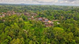 Suasana pedesaan adat di Indonesia yang tetap memelihara keseimbangan lingkungan hidup melalui penerapan tradisi kearifan lokal secara konsisten.