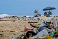 Hamparan sampah plastik yang terbawa ombak menumpuk di sepanjang garis pantai pesisir Nusantara. Pemandangan ini menjadi bukti nyata dampak gaya hidup konsumtif yang mengancam kelestarian ekosistem laut.