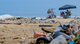 Hamparan sampah plastik yang terbawa ombak menumpuk di sepanjang garis pantai pesisir Nusantara. Pemandangan ini menjadi bukti nyata dampak gaya hidup konsumtif yang mengancam kelestarian ekosistem laut.