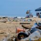 Hamparan sampah plastik yang terbawa ombak menumpuk di sepanjang garis pantai pesisir Nusantara. Pemandangan ini menjadi bukti nyata dampak gaya hidup konsumtif yang mengancam kelestarian ekosistem laut.