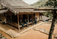 Masyarakat adat saat mempraktikkan kearifan lokal dalam menjaga kawasan hutan udayat secara berkelanjutan. Keberadaan hak tanah adat terbukti menjadi benteng terkuat pelestarian ekosistem dan keanekaragaman hayati Nusantara.