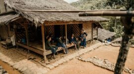 Masyarakat adat saat mempraktikkan kearifan lokal dalam menjaga kawasan hutan udayat secara berkelanjutan. Keberadaan hak tanah adat terbukti menjadi benteng terkuat pelestarian ekosistem dan keanekaragaman hayati Nusantara.