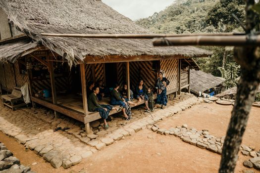 Masyarakat adat saat mempraktikkan kearifan lokal dalam menjaga kawasan hutan udayat secara berkelanjutan. Keberadaan hak tanah adat terbukti menjadi benteng terkuat pelestarian ekosistem dan keanekaragaman hayati Nusantara.