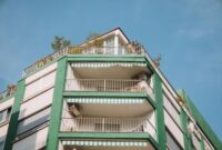 Seorang warga merawat tanaman di area balkon hunian perkotaan yang hijau dan asri sebagai bagian dari penerapan gaya hidup ramah lingkungan di tengah perubahan iklim.