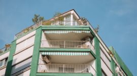 Seorang warga merawat tanaman di area balkon hunian perkotaan yang hijau dan asri sebagai bagian dari penerapan gaya hidup ramah lingkungan di tengah perubahan iklim.