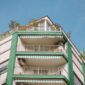 Seorang warga merawat tanaman di area balkon hunian perkotaan yang hijau dan asri sebagai bagian dari penerapan gaya hidup ramah lingkungan di tengah perubahan iklim.