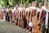 Masyarakat adat di pedalaman Indonesia terus menjaga bentang hutan lindung dengan kearifan lokal yang telah diwariskan secara turun-temurun demi melestarikan paru-paru bumi.