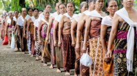 Masyarakat adat di pedalaman Indonesia terus menjaga bentang hutan lindung dengan kearifan lokal yang telah diwariskan secara turun-temurun demi melestarikan paru-paru bumi.