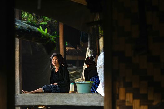Masyarakat adat sedang melakukan ritual penghormatan terhadap alam di kawasan hutan ulayat yang terjaga kelestariannya. Kegiatan tradisi ini menjadi benteng utama dalam menjaga keanekaragaman hayati dan sumber daya air bagi generasi mendatang.