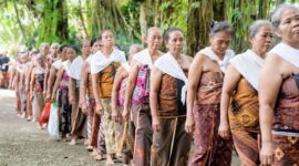 Masyarakat adat di pedalaman Nusantara secara konsisten menerapkan kearifan lokal untuk menjaga kelestarian hutan primer yang menjadi penopang ekosistem nasional.