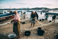 Seorang nelayan lokal di perairan Lombok menggunakan teknik pancing ulur tunggal ramah lingkungan untuk menjaga populasi ikan dan melindungi terumbu karang dari kerusakan.