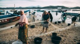 Seorang nelayan lokal di perairan Lombok menggunakan teknik pancing ulur tunggal ramah lingkungan untuk menjaga populasi ikan dan melindungi terumbu karang dari kerusakan.
