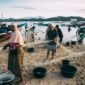 Seorang nelayan lokal di perairan Lombok menggunakan teknik pancing ulur tunggal ramah lingkungan untuk menjaga populasi ikan dan melindungi terumbu karang dari kerusakan.