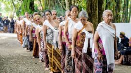 Sejumlah warga masyarakat adat di kawasan pedalaman Indonesia sedang melakukan ritual penghormatan terhadap hutan leluhur yang selama ini menjadi sumber kehidupan utama mereka.