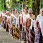 Sejumlah warga masyarakat adat di kawasan pedalaman Indonesia sedang melakukan ritual penghormatan terhadap hutan leluhur yang selama ini menjadi sumber kehidupan utama mereka.