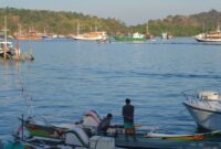 Para nelayan di pesisir Indonesia bersiap melaut dengan perahu kayu tradisional saat matahari terbenam untuk menjaga pasokan pangan laut sekaligus melestarikan tradisi maritim Nusantara.