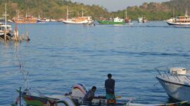 Para nelayan di pesisir Indonesia bersiap melaut dengan perahu kayu tradisional saat matahari terbenam untuk menjaga pasokan pangan laut sekaligus melestarikan tradisi maritim Nusantara.